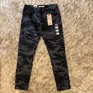 Levi’s brand skinny ankle camp print jeans